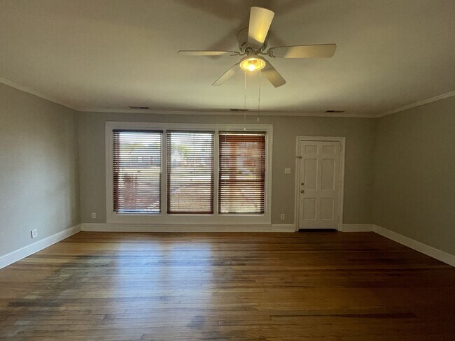 Building Photo - Beautiful Two Bedroom Apartment on Ridge Ave.