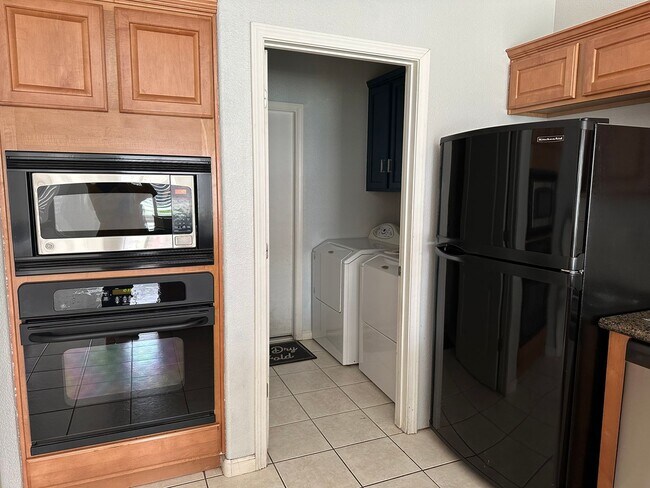 Foto del edificio - Well maintained home for rent in desirable...