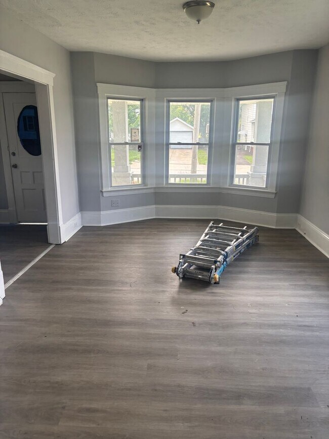 Building Photo - 3bd Single Cash Pay