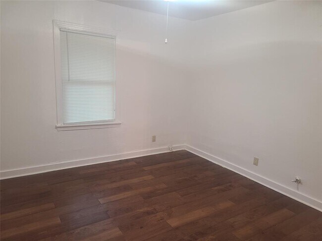 Building Photo - 401 S Orchid Dr