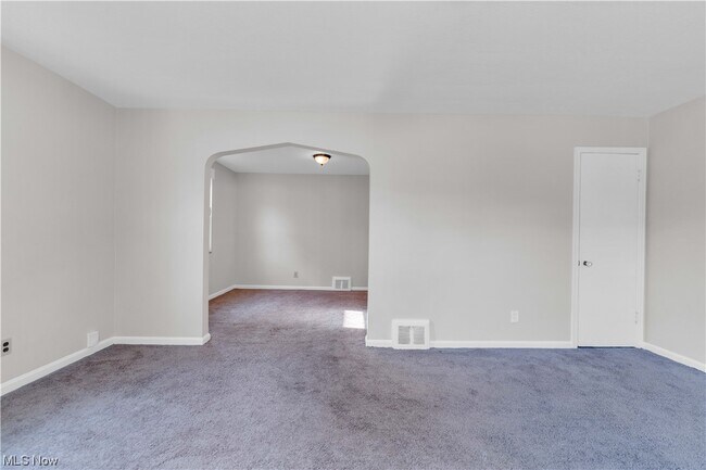Building Photo - 414 E 222nd St