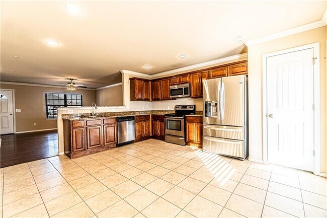 Building Photo - 2507 W Lakewood Dr