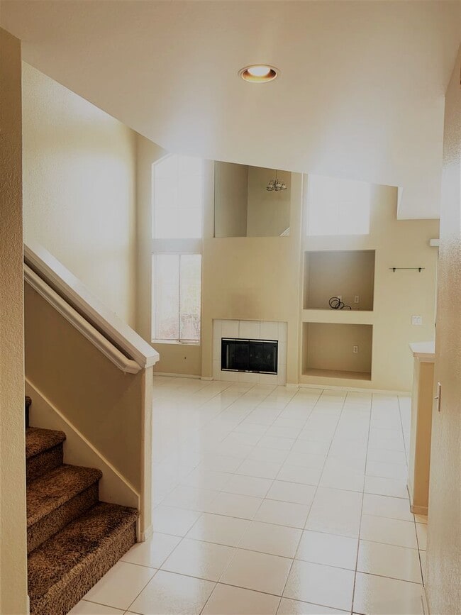 Building Photo - 3BR/2.5BA Home in Lovely Gated Community! ...