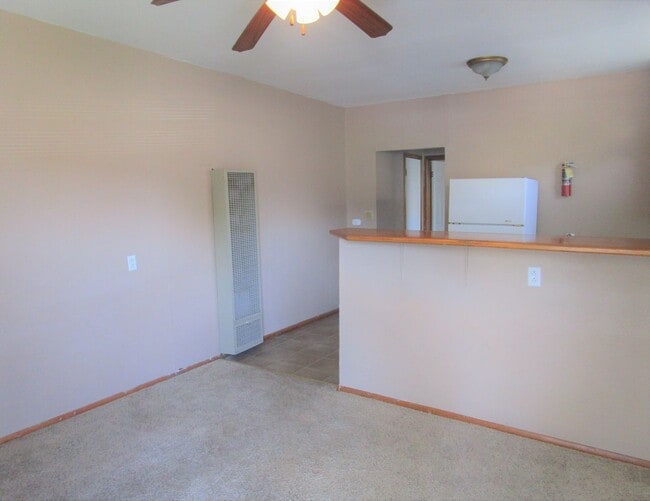Building Photo - Super Cute & Clean!