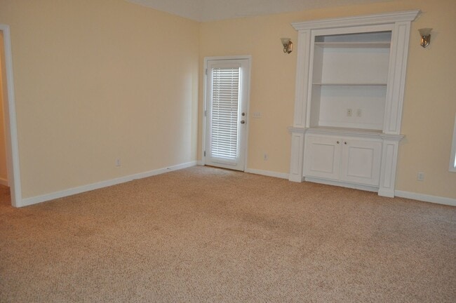 Building Photo - Available August 3rd – 2 Bedroom Duplex at The Hammocks!