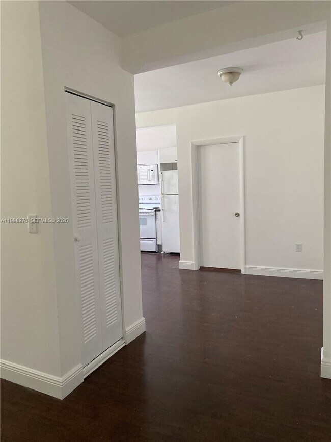 Foto del edificio - 577 NE 62nd St
