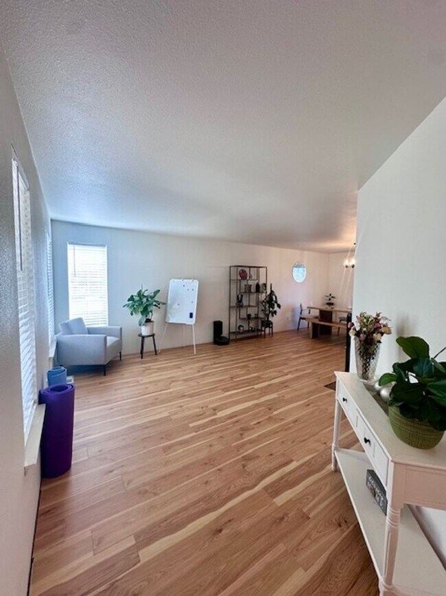 Building Photo - 5 bedroom featuring 2 Master suites with w...