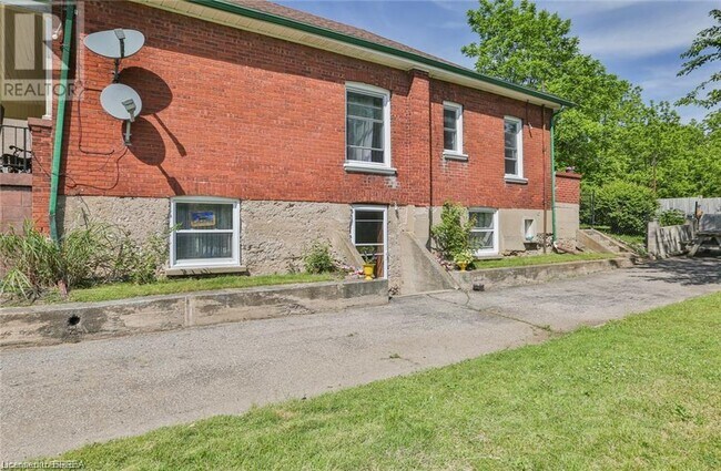Building Photo - 5 Cloverdale Ave