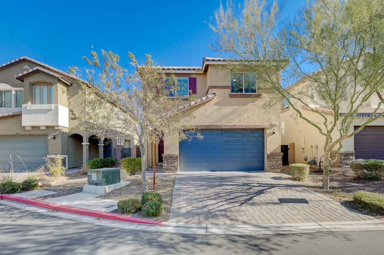 Foto principal - GORGEOUS 4 Bedroom, 2 Story Home located i...