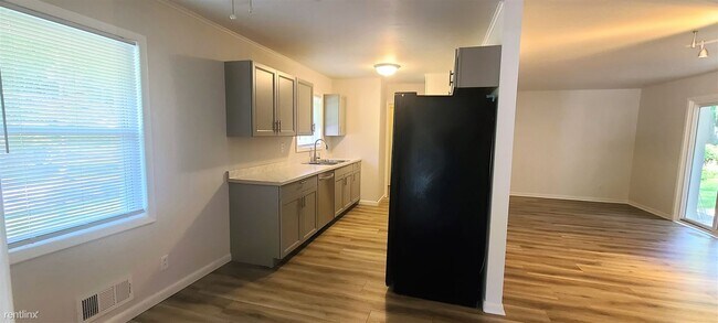 Foto del edificio - 4 br, 2 bath Duplex - 1584 Greenwood Drive...