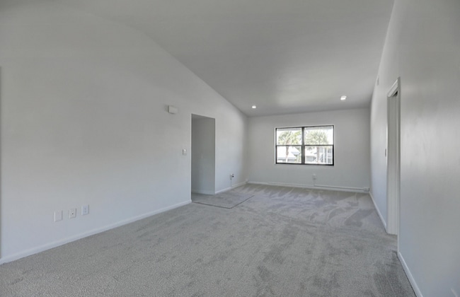 Building Photo - 1401 NE 14th Ct