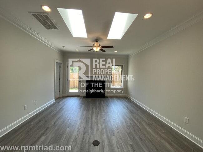 Building Photo - AVAILABLE FOR VIEWING 6/10/24 Gorgeous Lux...