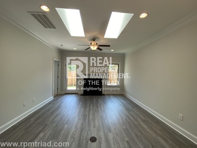 Foto del edificio - AVAILABLE FOR VIEWING 6/10/24 Gorgeous Lux...