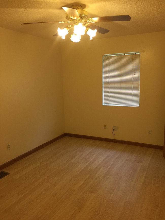 185 N 7th St, DeFuniak Springs, FL 32433 Townhome Rentals in DeFuniak