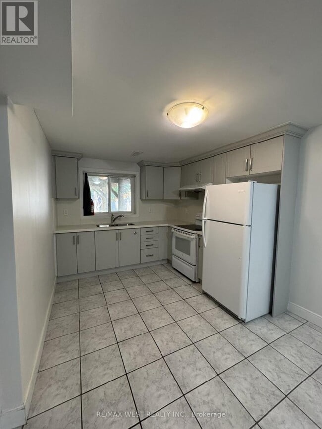 Building Photo - 631 Ashprior Ave
