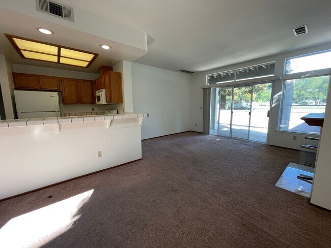 Building Photo - Private 2bd/1ba Condo with 1 car garage - Available Now!