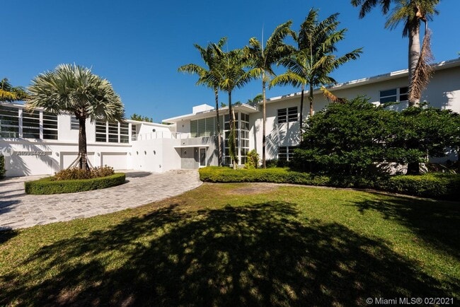 Building Photo - 6301 Pine Tree Dr