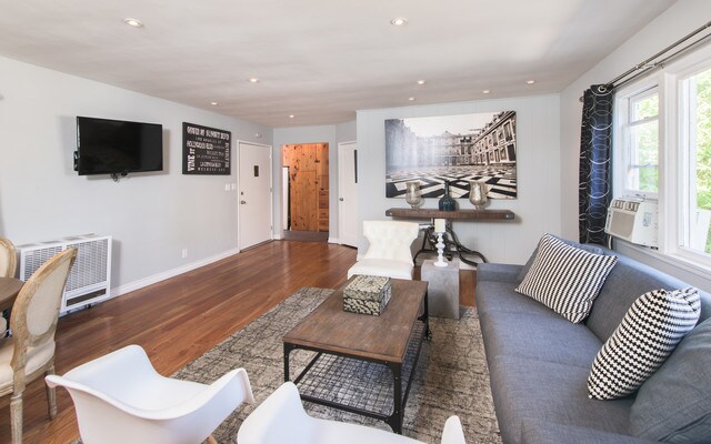 Foto del edificio - 7461 Willoughby Ave