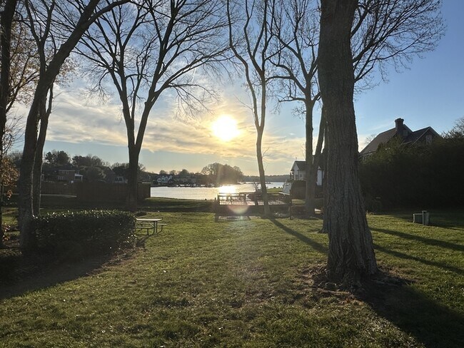 Foto del edificio - WATERFRONT: 2 BR 2 Bath Ground Level Condo