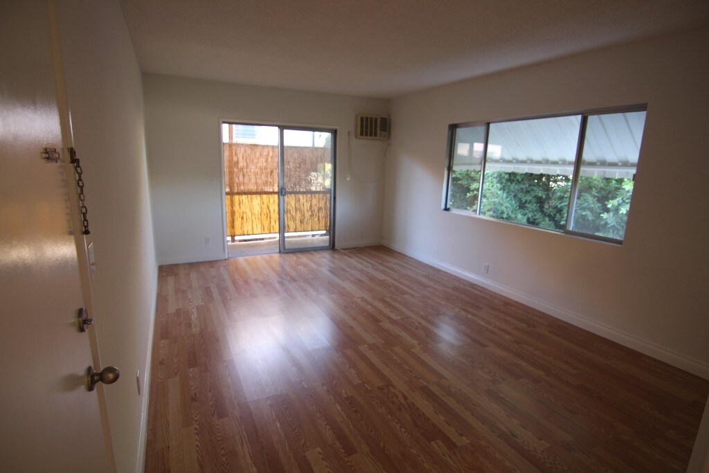 Foto principal - 1032 N Genesee Ave