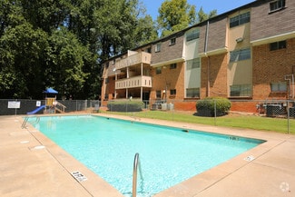 Building Photo - Royal Manor Apartments