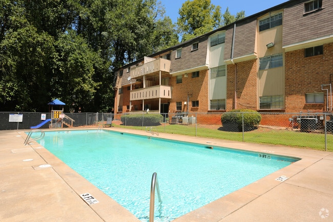 Building Photo - Royal Manor Apartments
