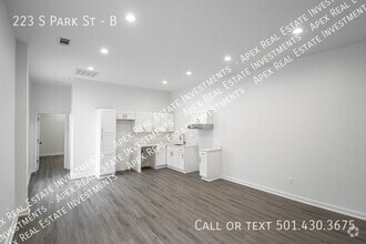 Building Photo - 223 S Park St