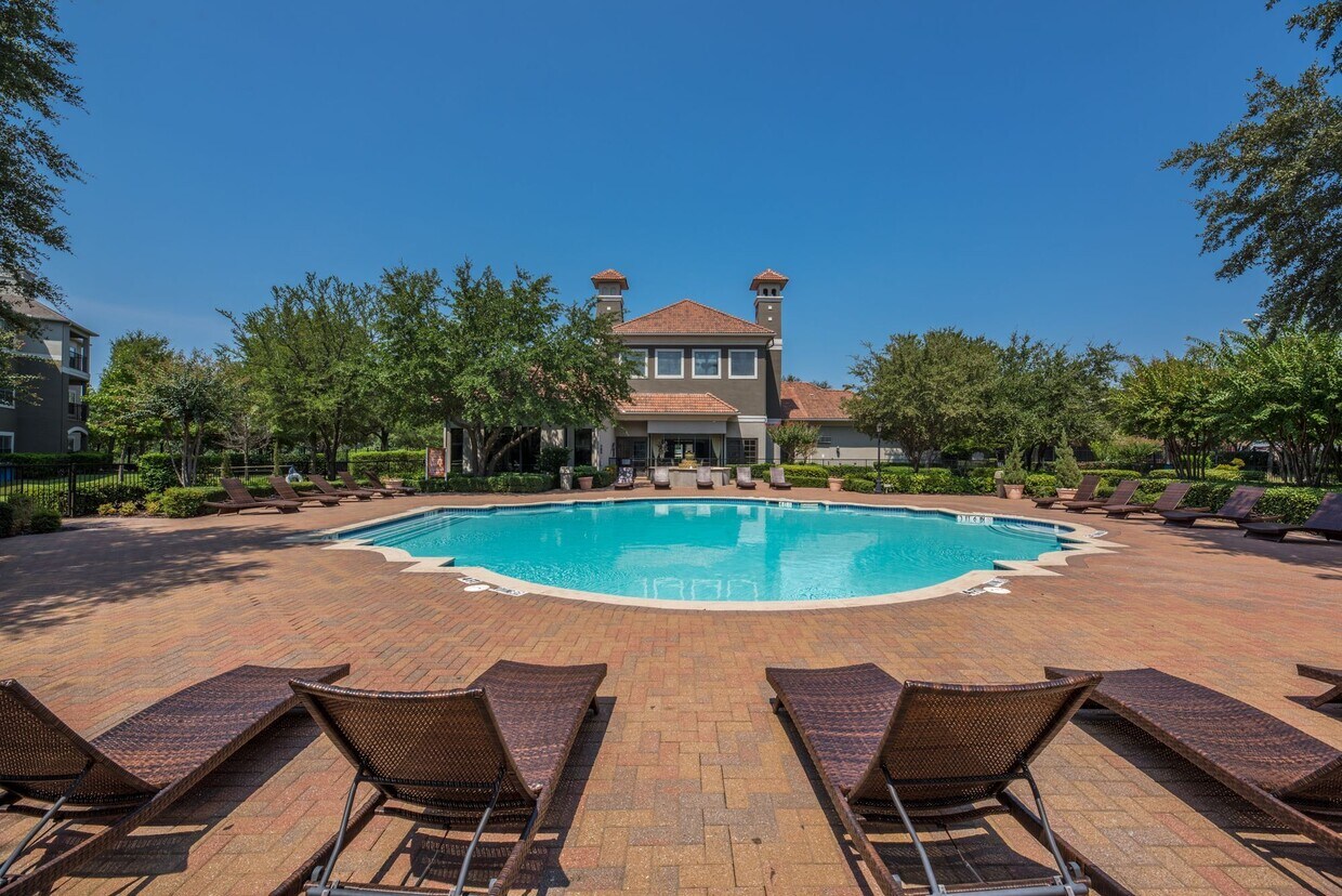 La Valencia Apartments in Dallas, TX