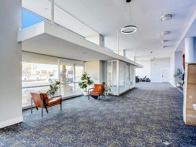 Foto del edificio - 7250 N Western Ave