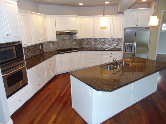 Foto del edificio - 4+ Bedroom/2.5 Bath Luxury Kirkland Home.  Spacious Home, Rose Hill Area!  A Must See!