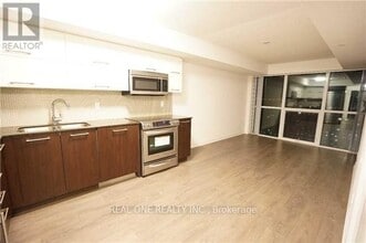 Building Photo - 5162 Yonge St