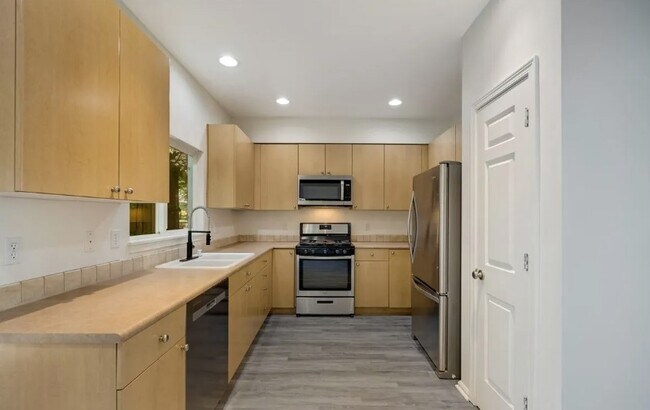 Foto del edificio - 4740 Lake Place S