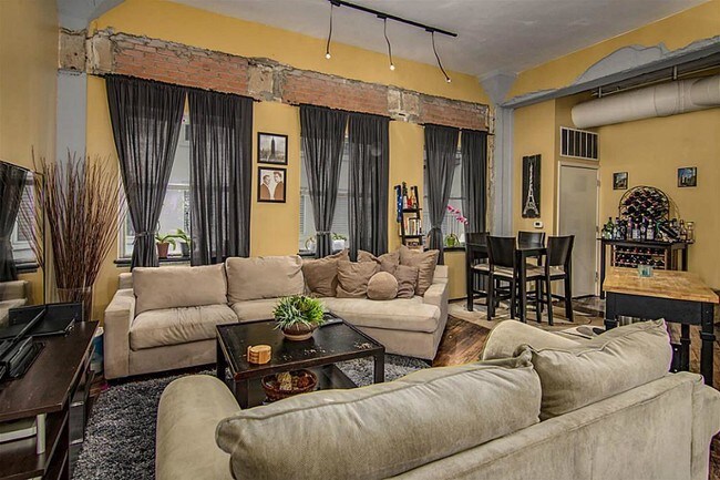 Building Photo - 705 Main St