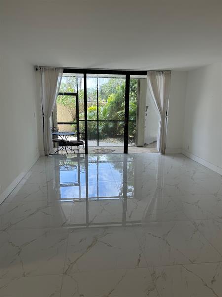 Foto del edificio - 16300 Golf Club Rd