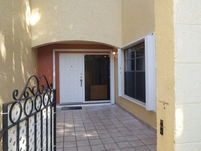 Entrada - 20900 Leeward Ct