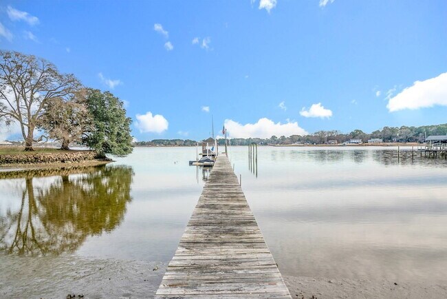 Foto del edificio - Serene Retreat - Hot Tub, Private Dock & Fire Pit