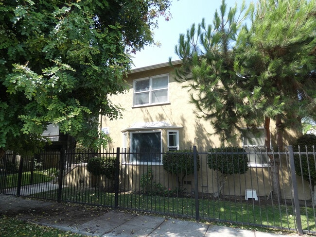 Building Photo - 2237 Pine Ave