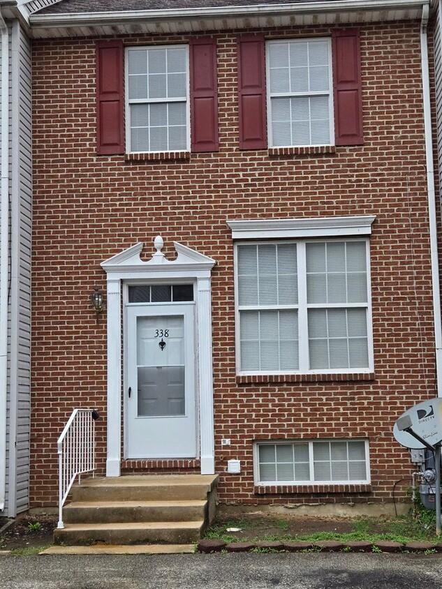 Primary Photo - 3 Bedroom, 1.5 Bath townhome in Newtowne V...