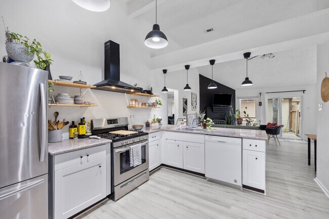 Foto del edificio - 9306 Crescent Moon Dr