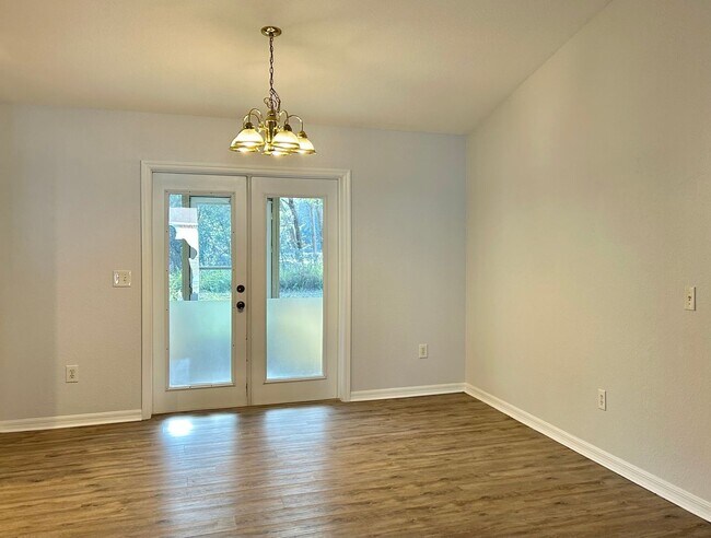 Foto del edificio - 3/2 Home In Silver Springs Shores