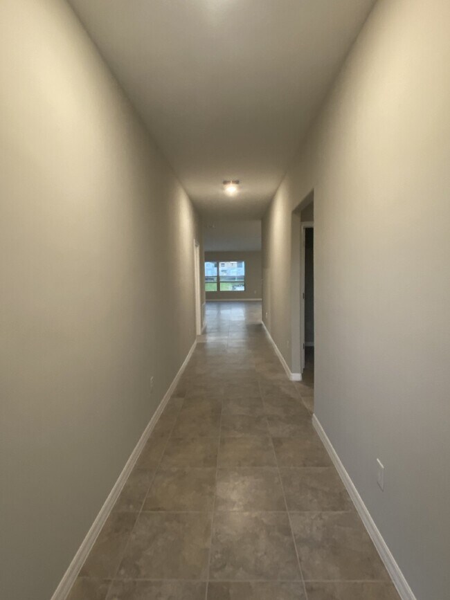Foto del edificio - "Spacious 4-Bed, 2-Bath Gem with 1936 Sq Ft of Comfort in Riverview, FL!"