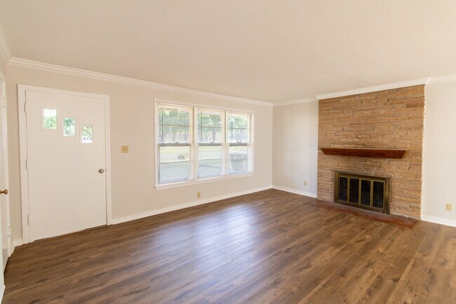 Foto del edificio - 2400 Hampstead Ln