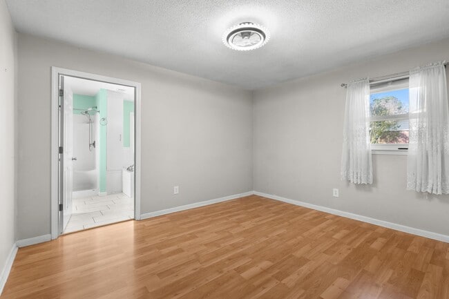 Foto del edificio - 616 Pinewood Dr