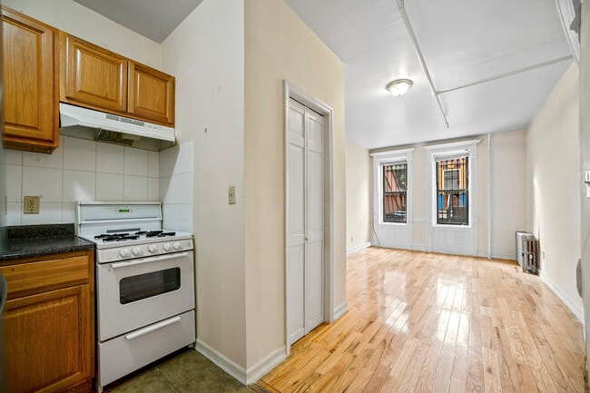 Building Photo - 365 W 120th St