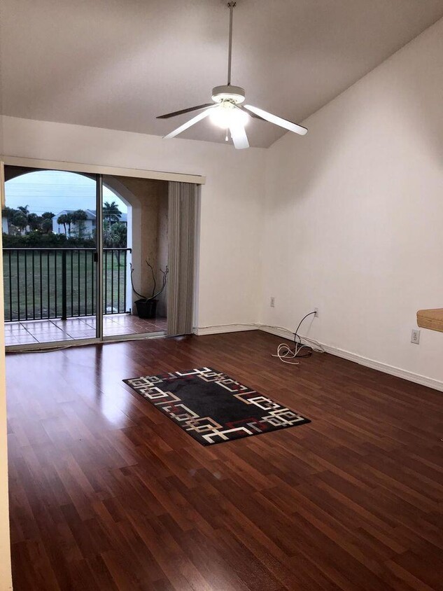 Foto principal - 1701 Village Blvd