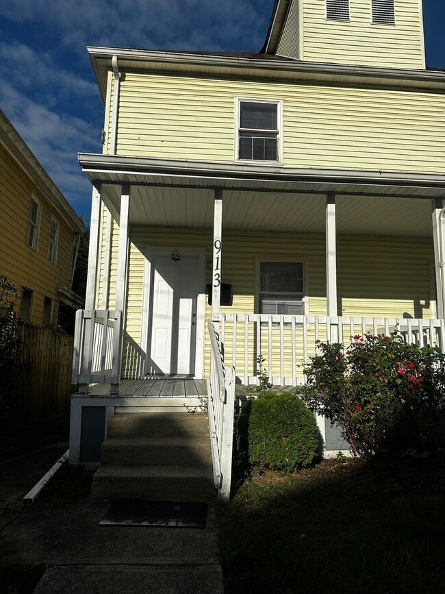 Building Photo - 913 Oakwood Ave