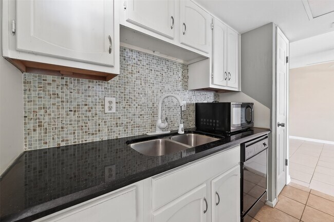 Foto del edificio - 14555 Wunderlich Dr