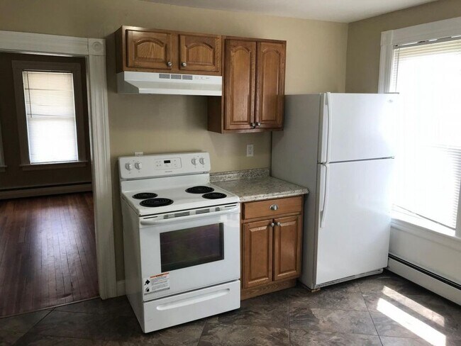 Building Photo - 1st Floor 2 Bedroom Available Immediately