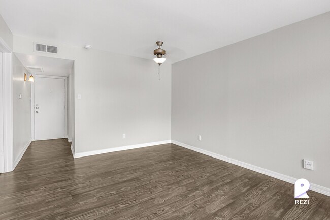 Building Photo - 4400 Memorial Dr