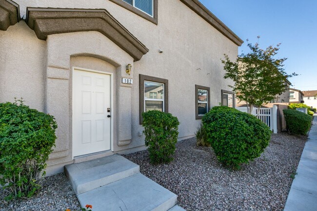 Building Photo - Stylish Townhouse Near the Strip with Dual Suites